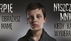 „Niszczysz mnie, kiedy każesz wybierać” w kampanii o dzieciach rozwodzących się rodziców (wideo)