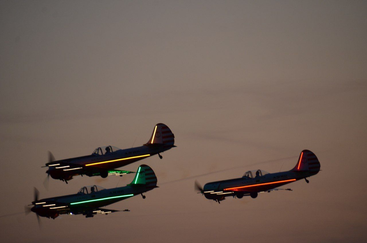 Nocne pokazy w ramach Antidotum Airshow Leszno 2025 zapierały dech w piersiach. Na lotnisku był komplet publiczności