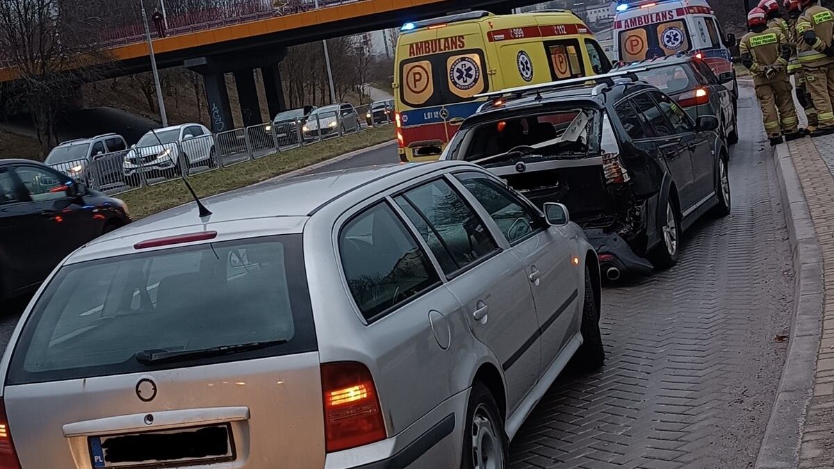 Zderzenie dwóch aut na al. Smorawińskiego w Lublinie
