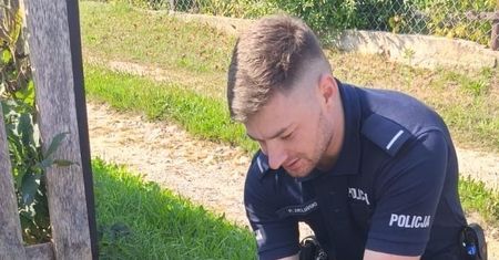 Leżał obok drogi-pomogli policjanci.