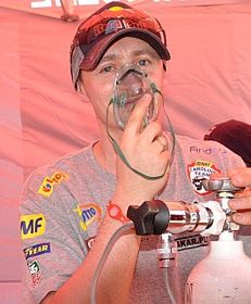 Małysz korzysta z butli tlenowej na pustyni