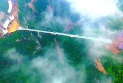 Chiny - najdłuższy na świecie szklany most