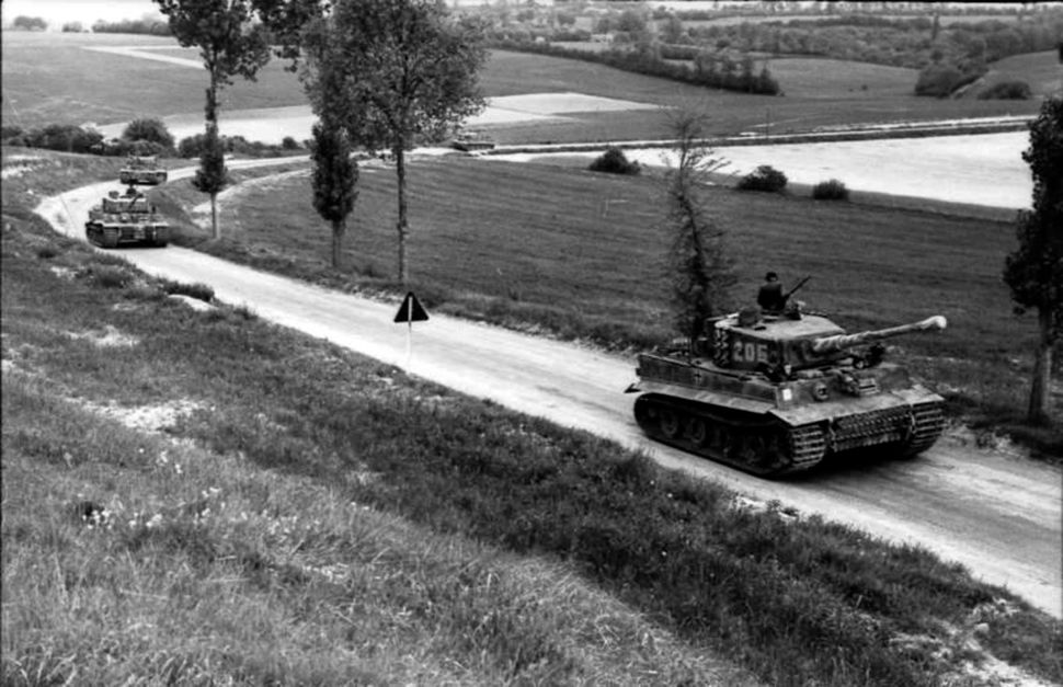 Michael Wittmann w swoim czołgu w północnej Francji