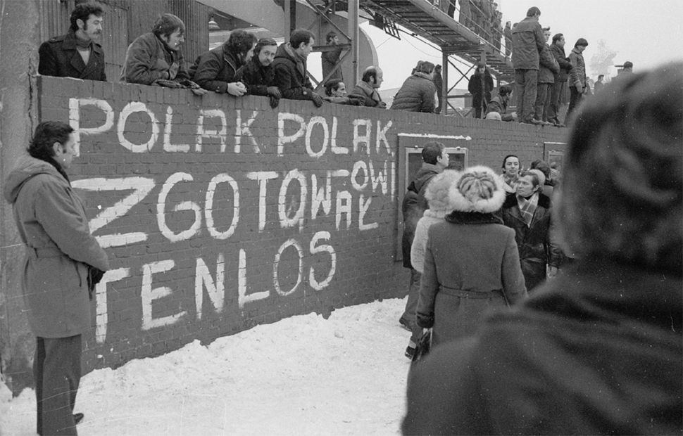 14 grudnia 1981 r. w Stoczni Szczecińskiej, msza św. z okazji rocznicy wydarzeń grudniowych z 1970 r.