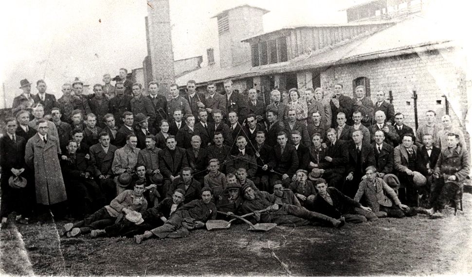 Pracownicy Huty Szkła w Gostyniu w 1938 r.