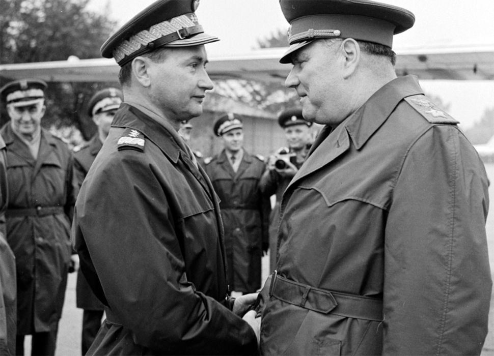 gen. Wojciech Jaruzelski wita w Polsce Iwana Jakubowskiego, marszałka ZSRR, 11 listopada 1968 roku