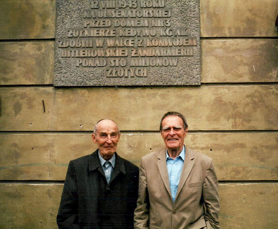 Tadeusz Żupański (z lewej) i jego brat Andrzej - uczestnicy akcji "Góral" pod tablicą upamiętniającą to wydarzenie. Lipiec 2013 r.