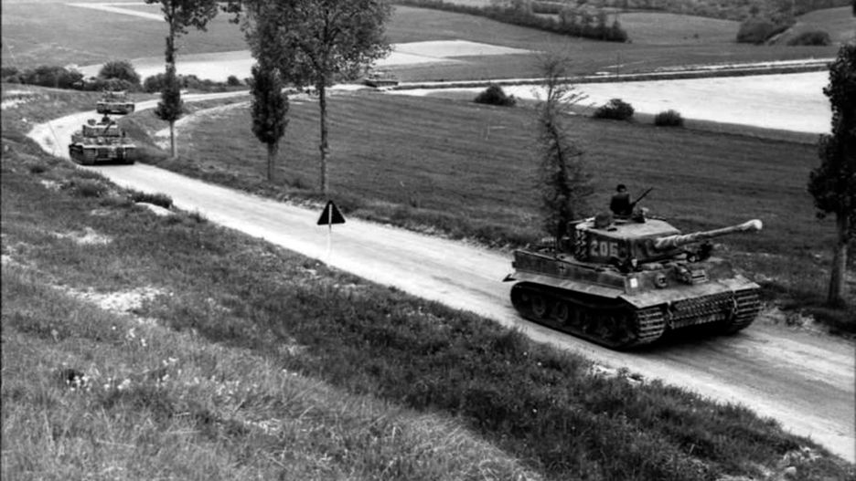 Michael Wittmann w swoim czołgu w północnej Francji