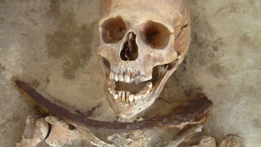 Pochówek wampiryczny datowany na XVII-XVIII w. odnaleziony w okolicy Drawska (woj. zachodniopomorskie). Uwagę zwraca sierp ułożony na szyi, który miał uniemożliwić zmarłemu wstanie z grobu