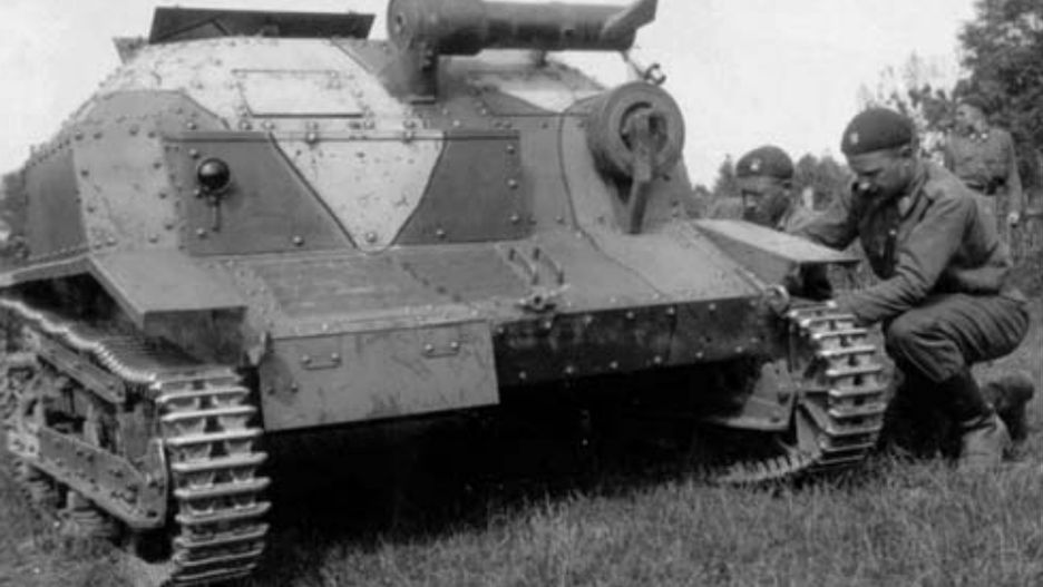 Roman Orlik z kierowcą przy tankietce