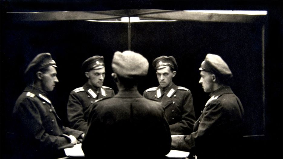 "Autoportret wielokrotny w lustrach" wykonany w Petersburgu przez Stanisława Ignacego Witkiewicza, w oficerskim mundurze Lejbgwardii Pawłowskiego Pułku. Rok 1917