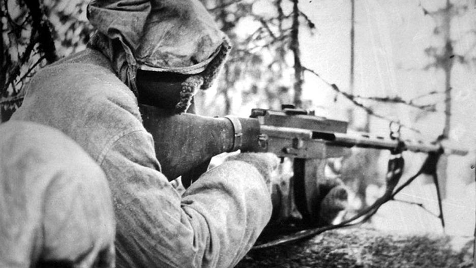 Fiński żołnierz z karabinem Lahti-Saloranta M-26 w lutym 1940 r.