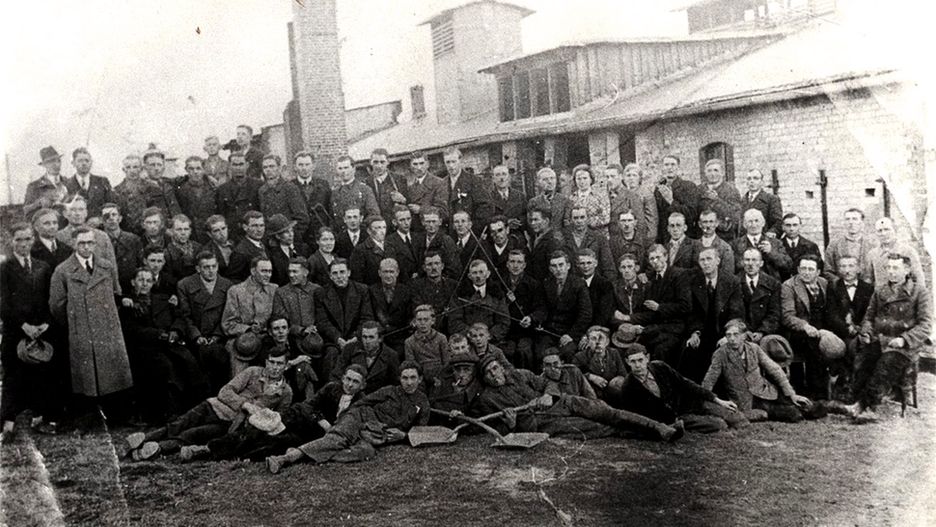 Pracownicy Huty Szkła w Gostyniu w 1938 r.