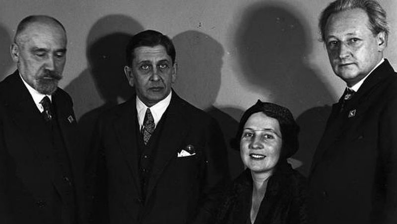 Zjazd literatów z okazji 25. rocznicy śmierci Stanisława Wyspiańskiego - pośrodku Juliusz Kaden-Bandrowski