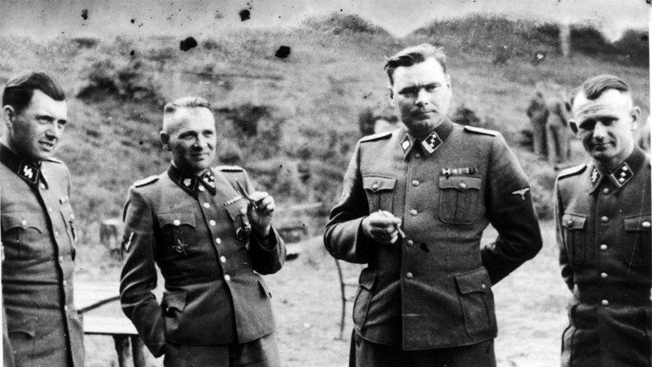 Rudolf Hoess - komendant obozu koncentracyjnego Auschwitz-Birkenau (drugi z lewej), na lewo od niego - dr Josef Mengele