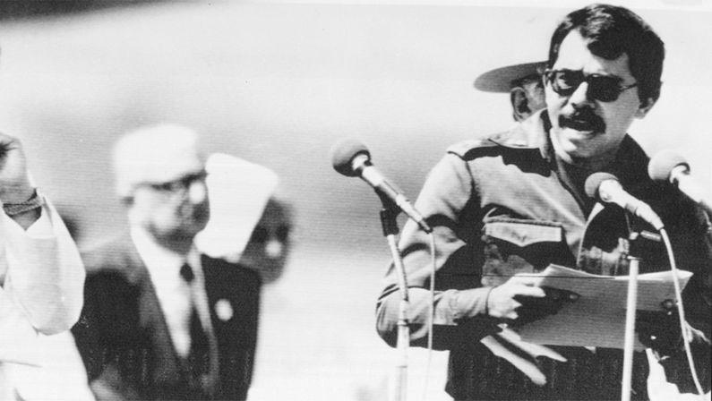 Wizyta Jana Pawła II w Nikaragui w 1983 r. Przemawia prezydent Daniel Ortega Saavedra. W rządzie jego formacji znalazło się trzech duchownych związanych z teologią wyzwolenia