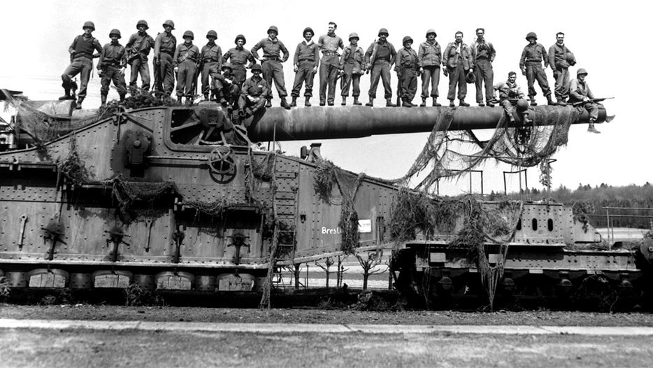 Niemieckie działo kolejowe kalibru 274 mm zdobyte przez amerykańskich żołnierzy w Turyngii, 10 kwietnia 1945 r.
