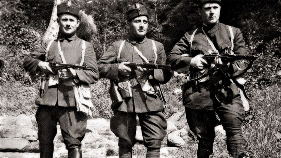 Włado Czernozemski (w środku) w mundurze ustaszy - chorwackich faszystów