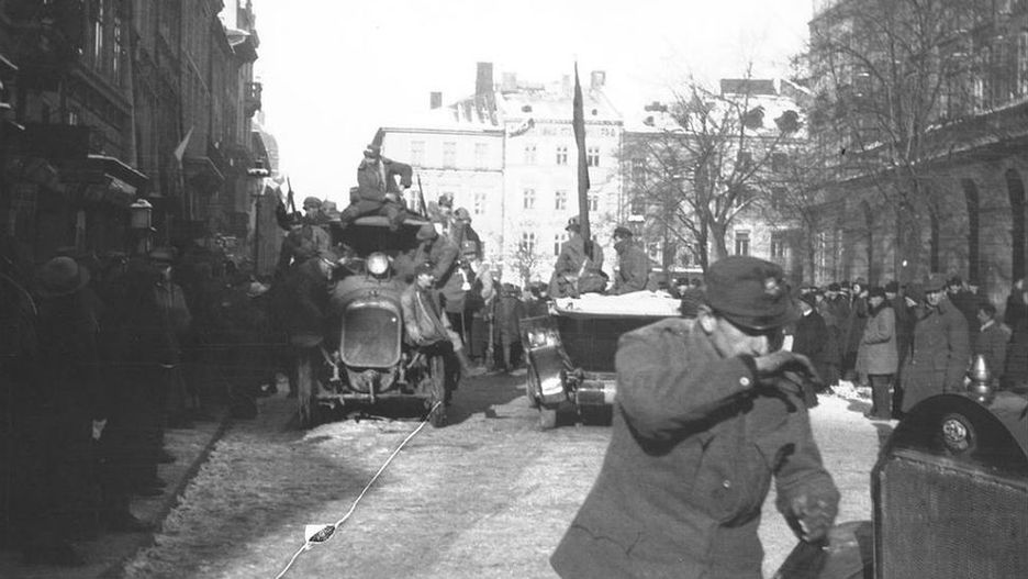 Żołnierze i mieszkańcy Lwowa na rynku w listopadzie 1918 roku
