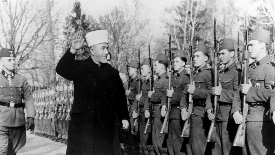 Al-Hadżdż Muhammad Amin al-Husajni, wielki mufti Jerozolimy z bośniackimi muzułmanami, którzy wstąpili na ochotnika do Waffen-SS, listopad 1943 r.