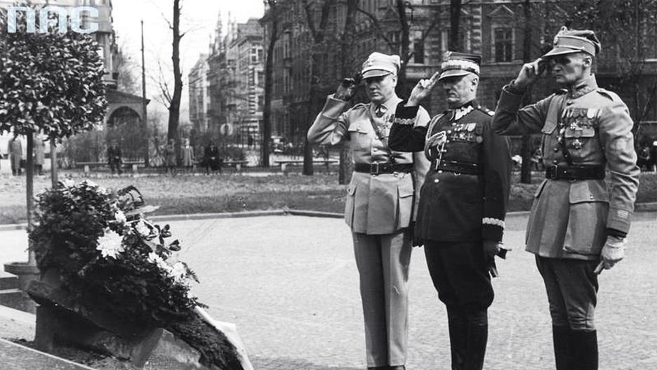 Delegacja Stowarzyszenia Weteranów byłej Armii Polskiej we Francji na czele z gen. Jerzym Wołkowickim oddaje honory przed Grobem Nieznanego Powstańca. 16 kwietnia 1939 r. w Katowicach