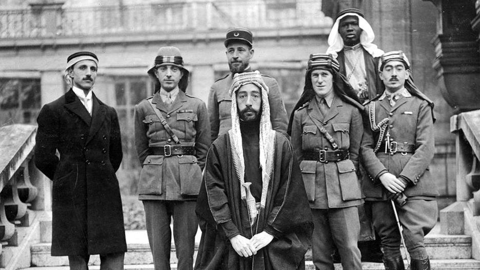 Emir Faisal (na pierwszym planie) podczas konferencji pokojowej w Paryżu w 1919 r. w towarzystwie Thomasa Lawrenca (trzeci z prawej)