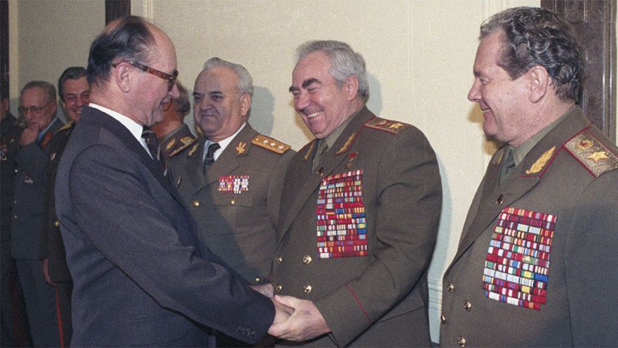 Gen. Wojciech Jaruzelski wita marszałka Wiktora Kulikowa na spotkaniu Komitetu Państw Stron Układu Warszawskiego w Warszawie, rok 1986.