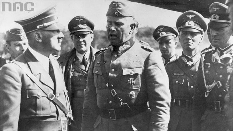 Adolf Hitler w rozmowie z oficerami, m.in. z gen. Walterem von Reichenau (w środku) i gen. Erwinem Rommlem (drugi z prawej)