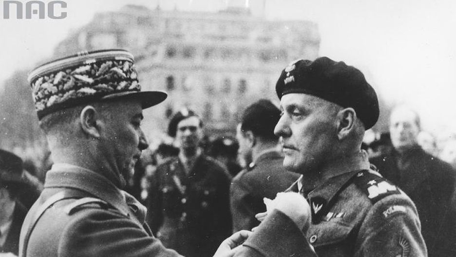 Gen. Alphonse Juin dekoruje gen. Stanisława Maczka orderem Legii Honorowej. 26 lutego 1945 r., pod Łukiem Triumfalnym w Paryżu.