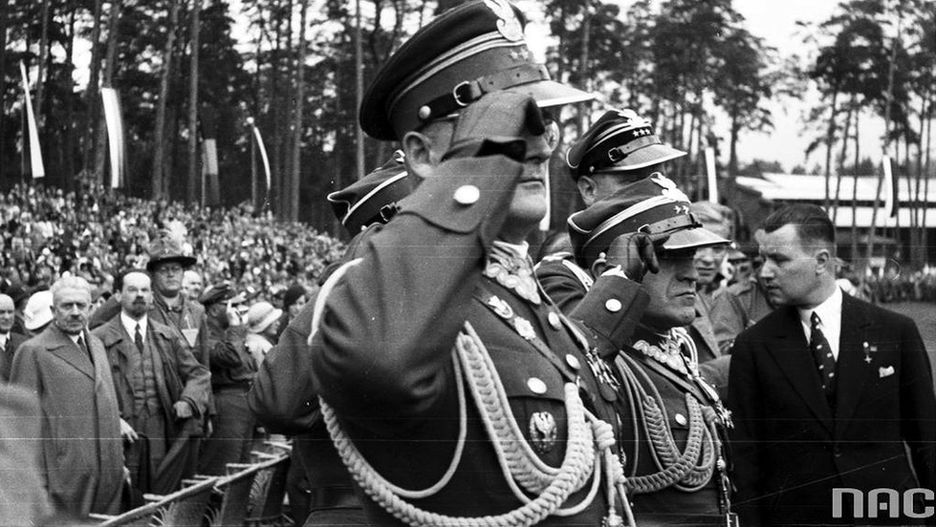 Oficerowie Wojska Polskiego byli jednymi z najbardziej pożądanych kandydatów na mężów w II RP. Na zdjęciu: oficerowie na międzynarodowym zlocie harcerzy w Spale w 1935 r.