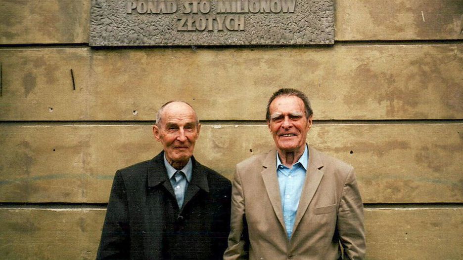 Tadeusz Żupański (z lewej) i jego brat Andrzej - uczestnicy akcji "Góral" pod tablicą upamiętniającą to wydarzenie. Lipiec 2013 r.