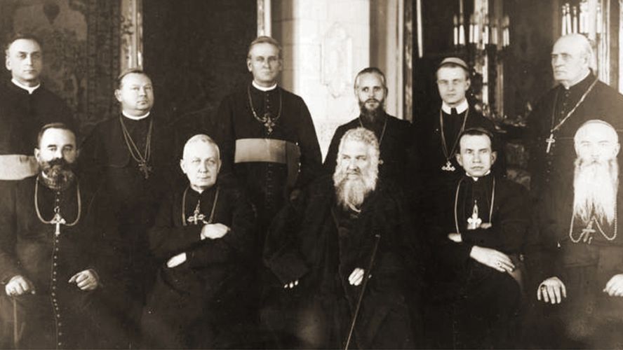 Abp. Andrzej Szeptycki (w pierwszym rzędzie w środku), obok niego siedzą: bp.Grzegorz Chomyszyn, bp. Nikita Budka, bp. Jozafat Kocyłowski. Fotografia z 1927 r.