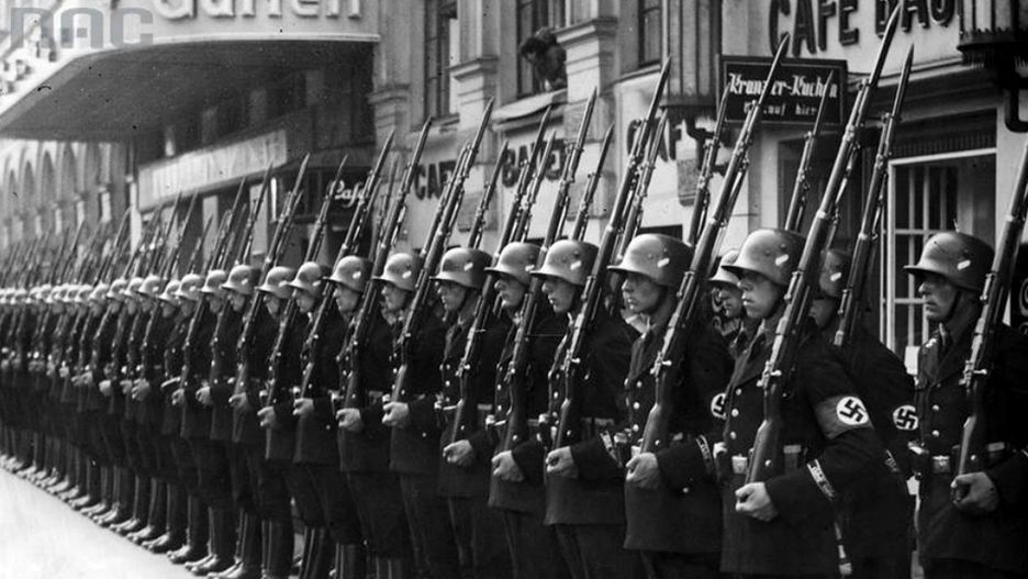 Oddział osobistej straży Adolfa Hitlera SS-Stabswache witający ministra spraw zagranicznych Polski Józefa Becka przed dworcem. Lipiec 1935 r.
