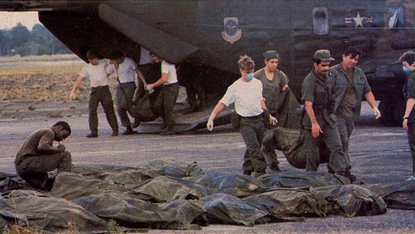 Ciała wyznawców Świątyni Ludu po zbiorowym samobójstwie w Jonestown