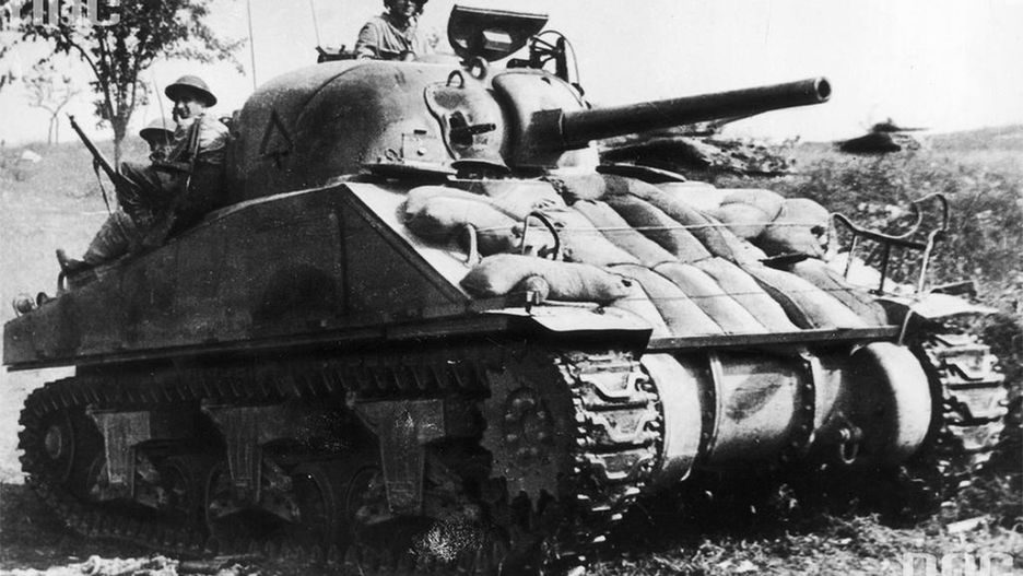 Czołg M4 Sherman z 2. Brygady Pancernej 2. Korpus Polskiego, pod dowództwem por. Edwarda Budzianowskiego zmierza z saperami w kierunku "Gardzieli" w czasie walk o Monte Cassino