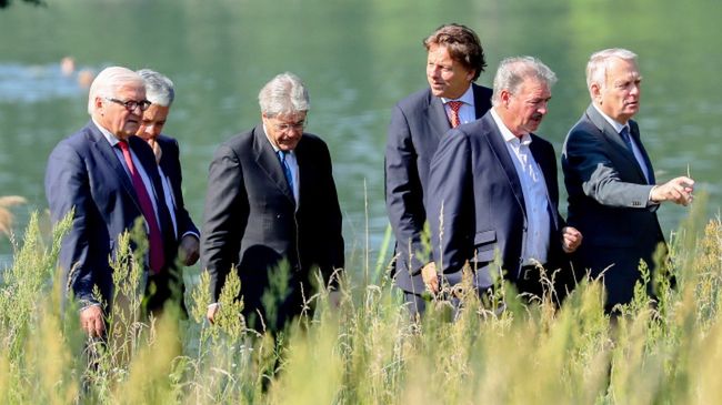 Ministrowie spraw zagranicznych Francji i Niemiec Jean-Marc Ayrault i Frank-Walter Steinmeier podczas spotkania w Berlinie po referendum w Wielkiej Brytanii