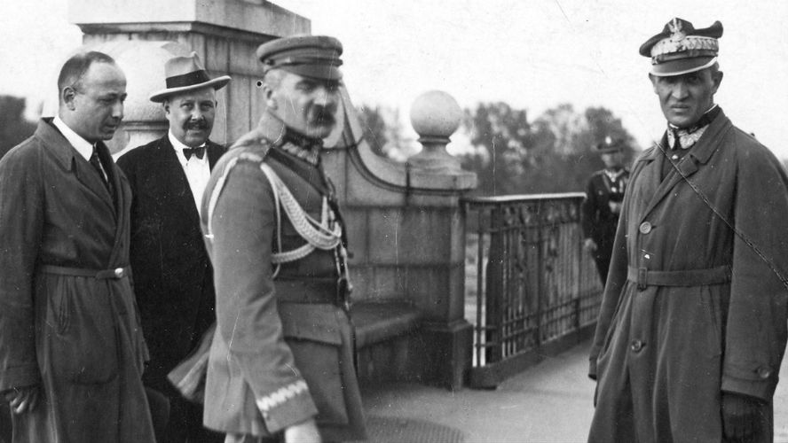 Marszałek Józef Piłsudski przed spotkaniem z prezydentem Stanisławem Wojciechowskim na Moście Poniatowskiego w Warszawie, 12 maja 1926 r.