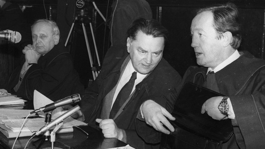 Andrzej Grabiński (pierwszy z lewej) podczas procesu sprawców morderstwa księdza Jerzego Popiełuszki. Istnieje możliwość, że SB planowała zamordowanie jego synowej w odwecie za to, że był wtedy oskarżycielem posiłkowym, 1985 r.