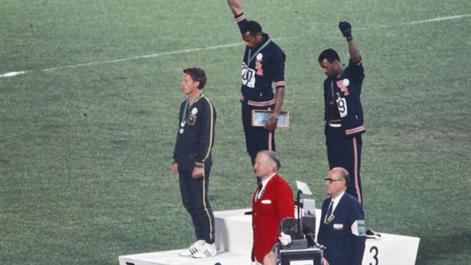 Amerykańscy sprinterzy Tommie Smith i John Carlos oraz Australijczyk Peter Norman (pierwszy od lewej) podczas Igrzysk Olimpijskich w Meksyku, 1968 r.