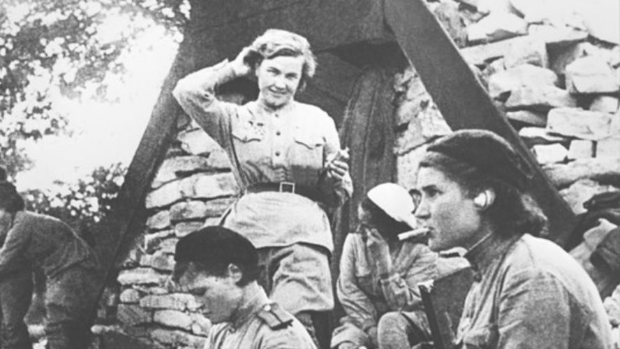 Nadia Popowa, jedna z "nocnych wiedźm", wśród innych lotniczek, między 1941 a 1945 r.