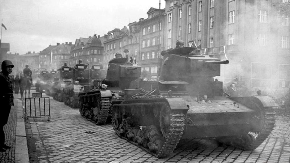 Polskie czołgi 7TP wkraczają do Zaolzia w 1938 r.