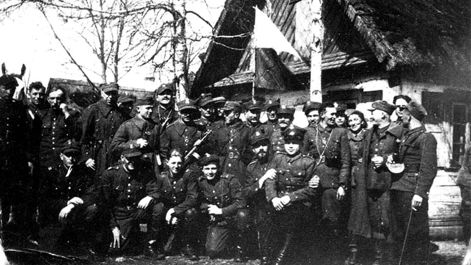 Inspekcja "Kotwicza" (w środku grupy, z głową odwróconą w kierunku swego prawego ramienia) w 1 batalionie 77 pp AK, Mociewczuki luty 1944 r.