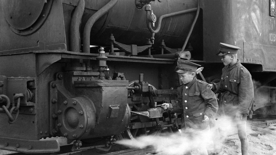 Dzieci pełniące funkcje kolejarzy w Miasteczku Dziecięcym w Podgrodziu, 1952 rok