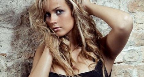 Miss Polonia z rugbistami w meczu eliminacyjnym