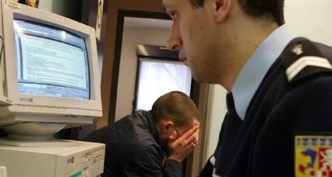 Policja chce kontrolować internet