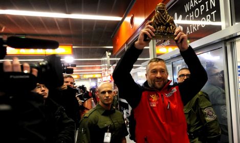 Rafał Sonik wrócił do Polski. Szaleństwo na lotnisku