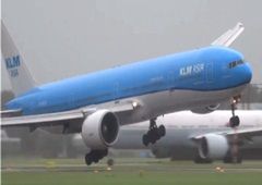 Przerażające lądowanie samolotu KLM podczas burzy