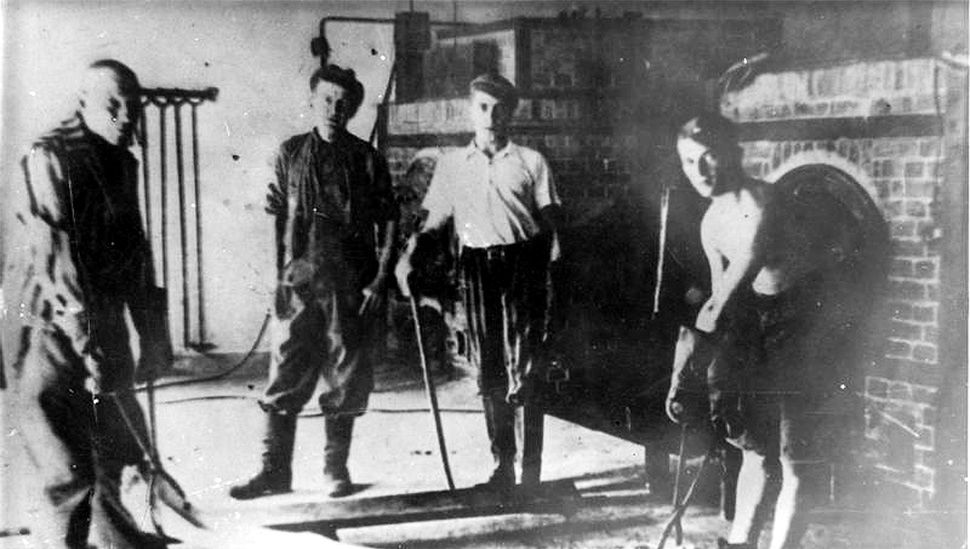Sonderkommando - więźniowie zmuszeni do współpracy przy Holokauście