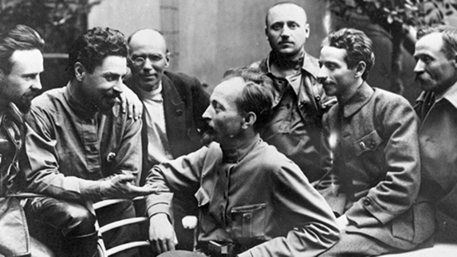 Feliks Dzierżyński (siedzi w środku) wśród liderów Czeka, 1919 r.