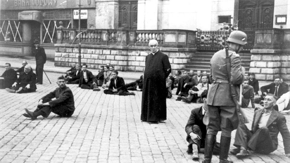 Aresztowany polski ksiądz wśród cywilów czekających na egzekucję w Bydgoszczy, wrzesień 1939 r.